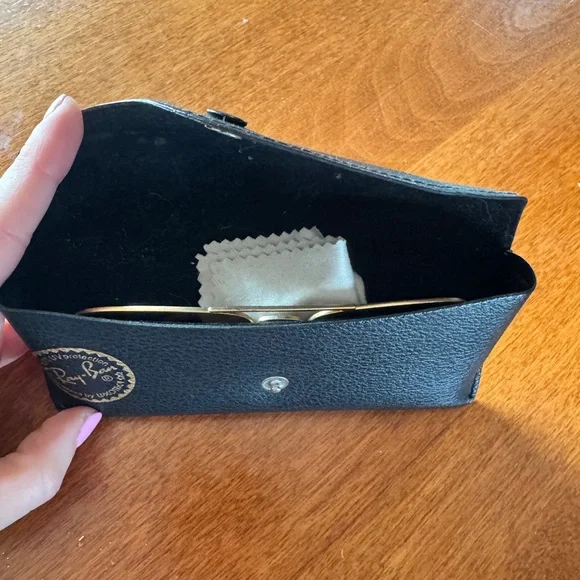 Ray-Ban Classic Gold Aviators with Black Case - Picture 6 of 7